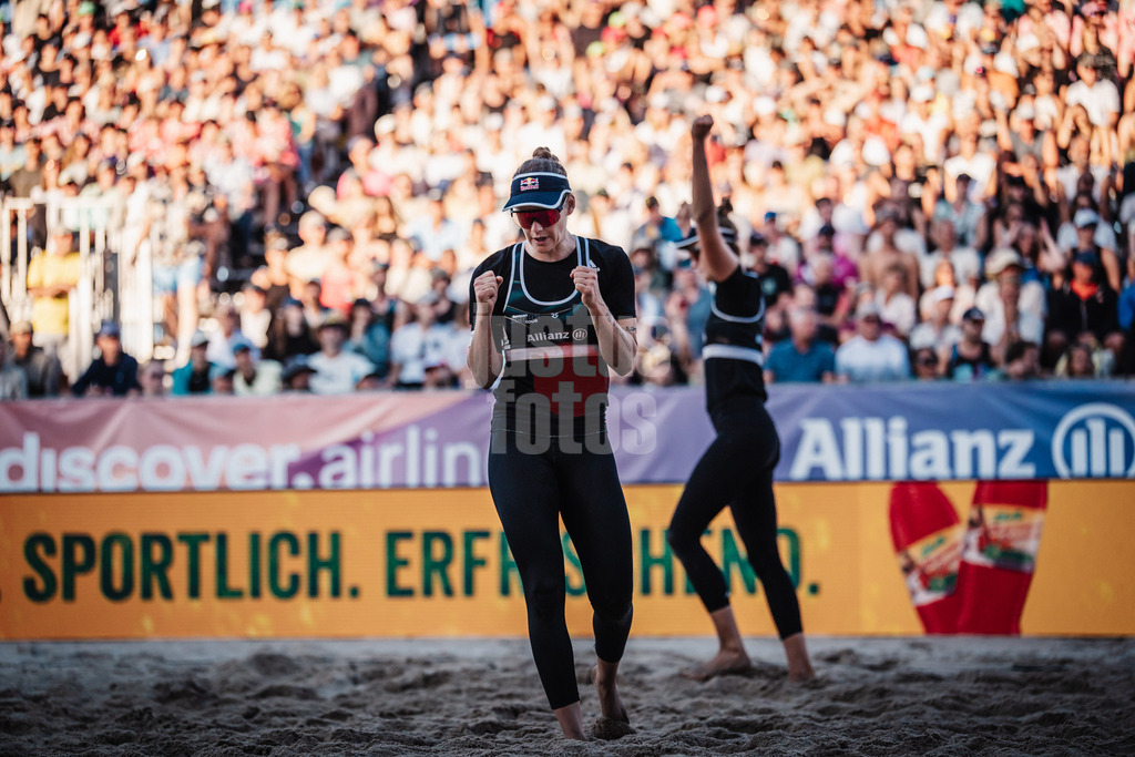 Beachvolleyball | Frauen | Deutsche Meisterschaften 2025 Timmendorfer Strand | 06.09.2025 | Cinja Tillmann jubelt, Svenja Müller im Hintergrund