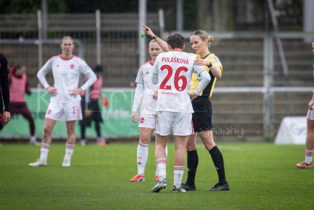 Frauen Fußball-Bundesliga; Bayer 04 Leverkusen - 1. FC Nürnberg, 31.01.2026 | Fabienne Michel (Gau-Odernheim) diskutiert mit Aneta Palaskova (1. FC Nürnberg, 26); Bayer 04 Leverkusen - 1. FC Nürnberg an Spieltag 16 der Google Pixel Frauen-Bundesliga am 31.01.2026 im Ulrich-Haberland-Stadion in Leverkusen (Nordrhein-Westfalen). DFL REGULATIONS PROHIBIT ANY USE OF PHOTOGRAPHS AS IMAGE SEQUENCES AND/OR QUASI-VIDEO.