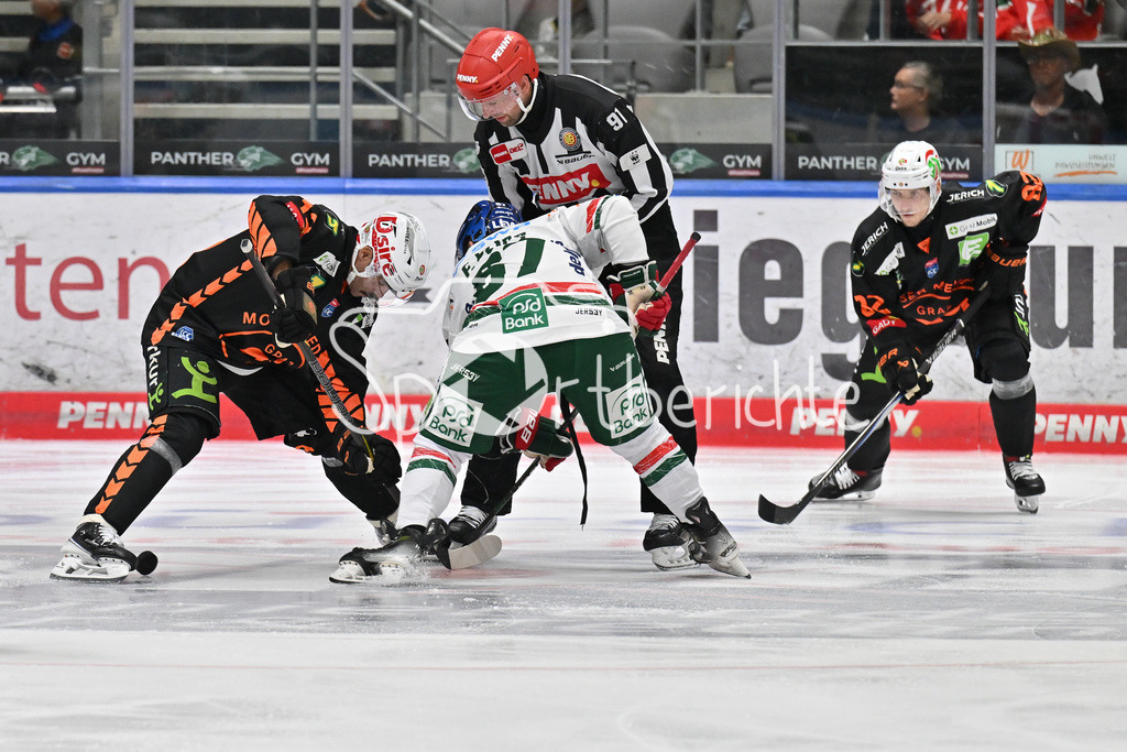 Augsburger Panther - Moser Medical Graz99ers | beim Bully Michael SCHIECHL (Graz99ers 13) und Florian ELIAS (Augsburger Panther #67) / Zweikampf / Duell / Testspiel: Augsburger Panther - Moser Medical Graz99ers; Curt Frenzel Stadion am 31.08.2025