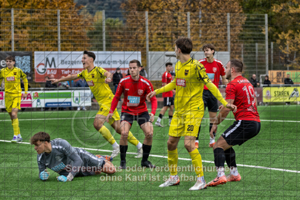 20251012_171302_0181-Bearbeitet | #,1.FC Heiningen (gelb) vs. SV Ebersbach (rot), Fußball, Bezirksliga - Bezirk Neckar/Fils, 08. Spieltag, Saison 2025/2026, Kunstrasenplatz, Sportzentrum Heiningen, Krautgarten 1,73092 Heiningen, 12.10.2025 - 15:30 Uhr,Foto: PhotoPeet-Sportfotografie/Peter Harich