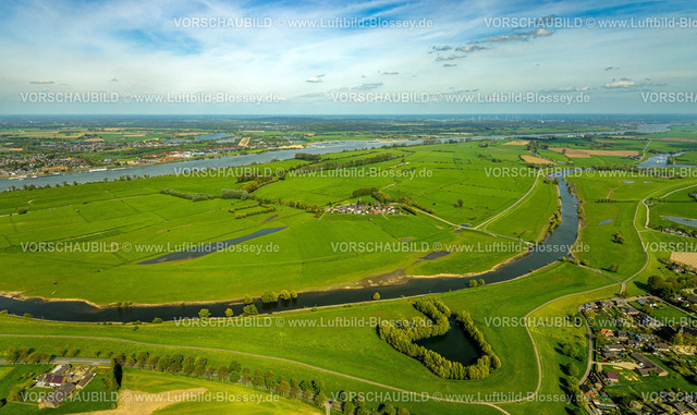 Kleve240402583RheinueberflutungsflaecheSchenkenschanz-2 | Luftbild, Wohnsiedlung Ortsteil Schenkenschanz mit Hochwasserschutzmauer, Rheinüberflutungsfläche, umgeben von Wiesen und Feldern, hinten der Fluss Rhein und die deutsch-niederländische Grenze, rechts der Griethauser Altrhein mit der Anlegestelle Fähre Düffelwald, Fernsicht, Schenkenschanz, Kleve, Niederrhein, Nordrhein-Westfalen, Deutschland