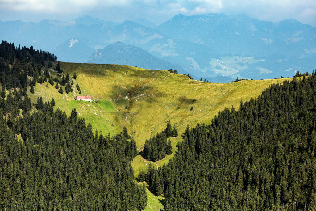 dr__0077967.jpg | BAYRISCHZELL 06.09.2021 Von Bergen umsäumte Tallandschaft in Bayrischzell im Bundesland Bayern, Deutschland. // Valley landscape surrounded by mountains in Bayrischzell in the state Bavaria, Germany. Foto: Daniel Reiter