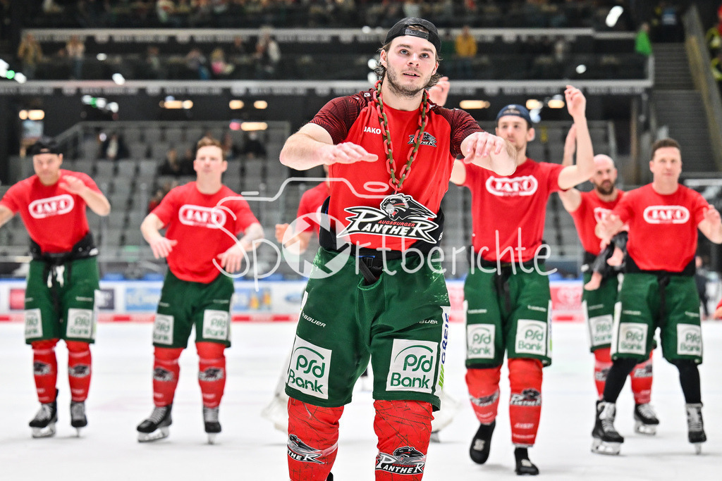 Augsburger Panther - Dresdner Eislöwen | AUGSBURG, DEUTSCHLAND - 06. MÄRZ: die Spieler der Panther feiern zusammen mit den Fans den Heimsieg gegen Dresden nach dem Match zwischen den Augsburger Panthern und den Dresdner Eislöwen am 49. Spieltag der Penny DEL im Curt Frenzel Stadion / D. J. BUSDEKER (Augsburger Panther 14)