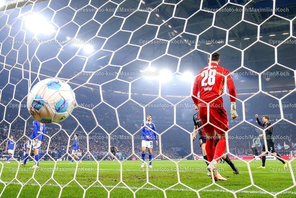 S0401022501100 | 01.02.2025, Fußball, FC Schalke 04 - 1. FC Magdeburg, 2.. Fußball Bundesliga, 20. Spieltag, Veltins-Arena Gelsenkirchen, Saison 2024 2025: Torwart Justin Heekeren (S04 #28) steht vor dem Tor, der Ball ist im Tor. Martijn Kaars (1.FC Magdeburg #9) und Philipp Hercher (1.FC Magdeburg #27) sorgen für insgesamt 5 Tore für MagdeburgDFB regulations prohibit any use of photographs as image sequences and or quasi-video.