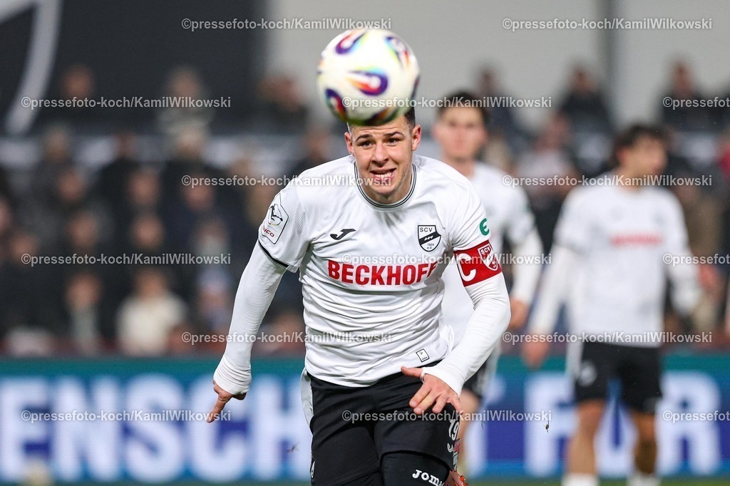 xKWIx13122501040 | 13.12.2025, xKWIx, Fußball, 3. Liga, SC Verl - Rot-Weiss Essen, SPORTCLUB Arena: Niko Kijewski (SC Verl #19) Photo: xKamilxWilkowskixPressefotoKochx