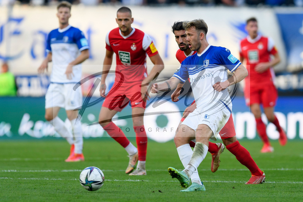 FCMFCK20210904_161 | Fussball, Herren: Connor Krempicki (1. FC Magdeburg) in Aktion, am Ball, Einzelaktion beim Spiel der 3. Liga zwischen 1. FC Magdeburg und 1. FC Kaiserslautern in der MDCC-Arena am 04.09.2021 in Magdeburg, Deutschland.DFB / DFL REGULATIONS PROHIBIT ANY USE OF PHOTOGRAPHS AS IMAGE SEQUENCES AND/OR QUASI-VIDEO. - Realisiert mit Pictrs.com