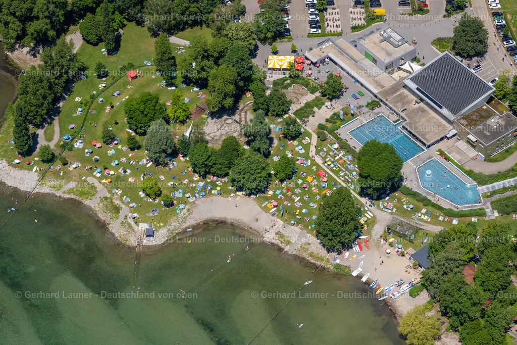 4031587 | WASSERBURG (BODENSEE) 12.06.2020 Uferbereiche des Strandbad Aquamarin Wasserburg mit Badegästen in Wasserburg (Bodensee) am Bodensee im Bundesland Bayern, Deutschland. // Shore areas of the lido Aquamarin Wasserburg with bathers in Wasserburg (Bodensee) on Lake Constance in the state Bavaria, Germany. Foto: Gerhard Launer