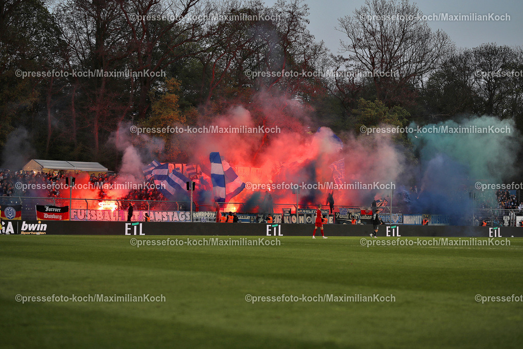 Koe3Liga17042302086 | 17.04.2023, Köln, Fußball, bwin 3. Liga Herren, Sportpark Höhenberg, 32. Spieltag, Saison 2022 2023, FC Viktoria Köln – MSV Duisburg: Bengalisches Feuer im Gästeblock. DFB regulations prohibit any use of photographs as image sequences and or quasi-video.