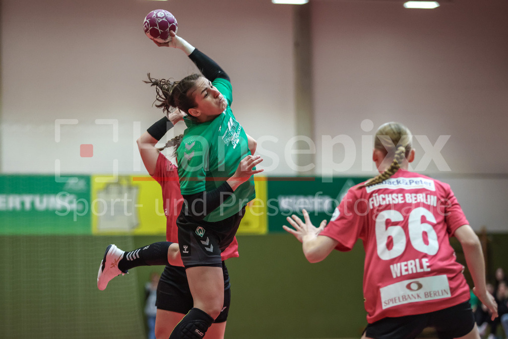Handball, 2. Bundesliga Frauen, SV Werder Bremen - Füchse Berlin | v.li.: Anna Lena Bergmann (SV Werder Bremen, 25) beim Wurf, am Ball, Spielszene, Aktion, Action