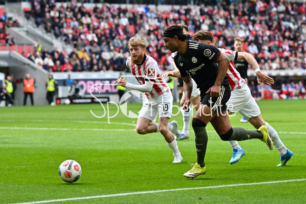 SC Freiburg - FC Bayern München | FREIBURG, GERMANY - 04. APRIL: im Duell Philipp TREU (SC Freiburg 29) und Serge GNABRY (FC Bayern Munich 7) während dem Bundesligamatch zwischen dem SC Freiburg und dem FC Bayern München am 28. Spieltag im Europa-Park Stadion / DFL REGULATIONS PROHIBIT ANY USE OF PHOTOGRAPHS AS IMAGE SEQUENCES AND/OR QUASI-VIDEO