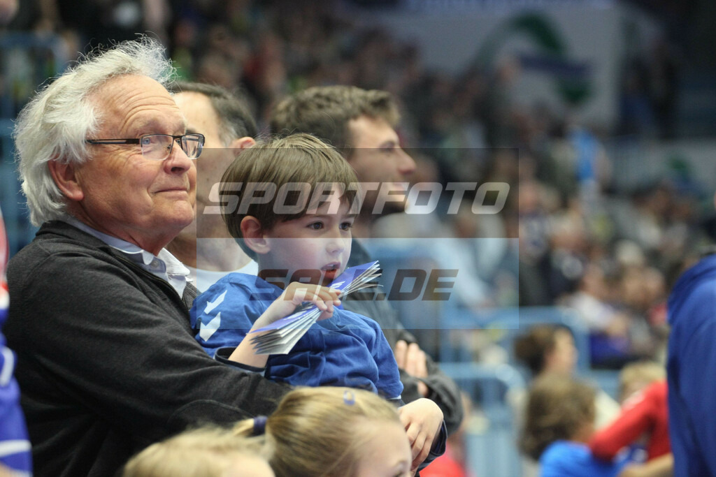 VFL Gummersbach - Füchse Berlin | Groß und Klein auch an Vatertag beim Handball - © Sportfoto-Sale (MK) - Realisiert mit Pictrs.com