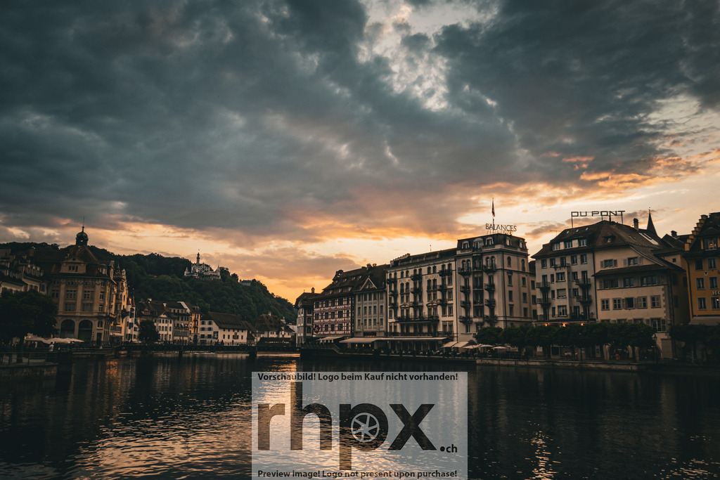 Abendstimmung über der Luzerner Altstadt | Stimmungsvolle Fotokunst aus Luzern. Erlebe den Pilatus, den See und die Stadt Luzern in exklusiven Aufnahmen in der Fotogalerie & Shop. - Realisiert mit Pictrs.com