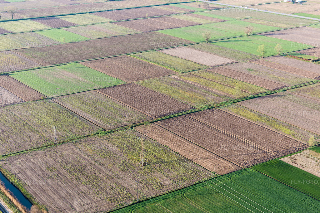 Vue aérienne: Vue de la ville à California dans le département Frioul-Vénétie Julienne, Italie. Photo: IMG_105685.jpg prise le 08/04/2018 par Werner Riehm/FLY-FOTO.eu – Résolution de l'original: 5472 x 3648 px
