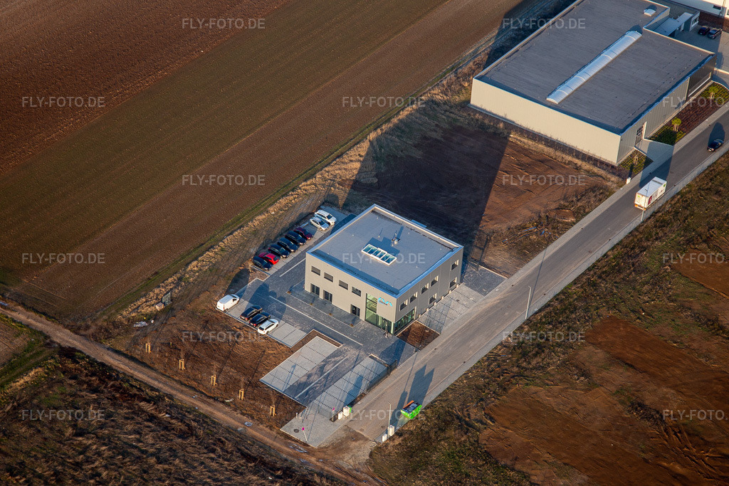 Luftbild: Neubau- Baustelle im Gewerbegebiet Gewerbepark West mit M-Systems IT Solutions (Pfalz) in Herxheim bei Landau im Bundesland Rheinland-Pfalz in Deutschland. Foto: IMG_112560.jpg vom 21.01.2019 durch Werner Riehm/FLY-FOTO.de