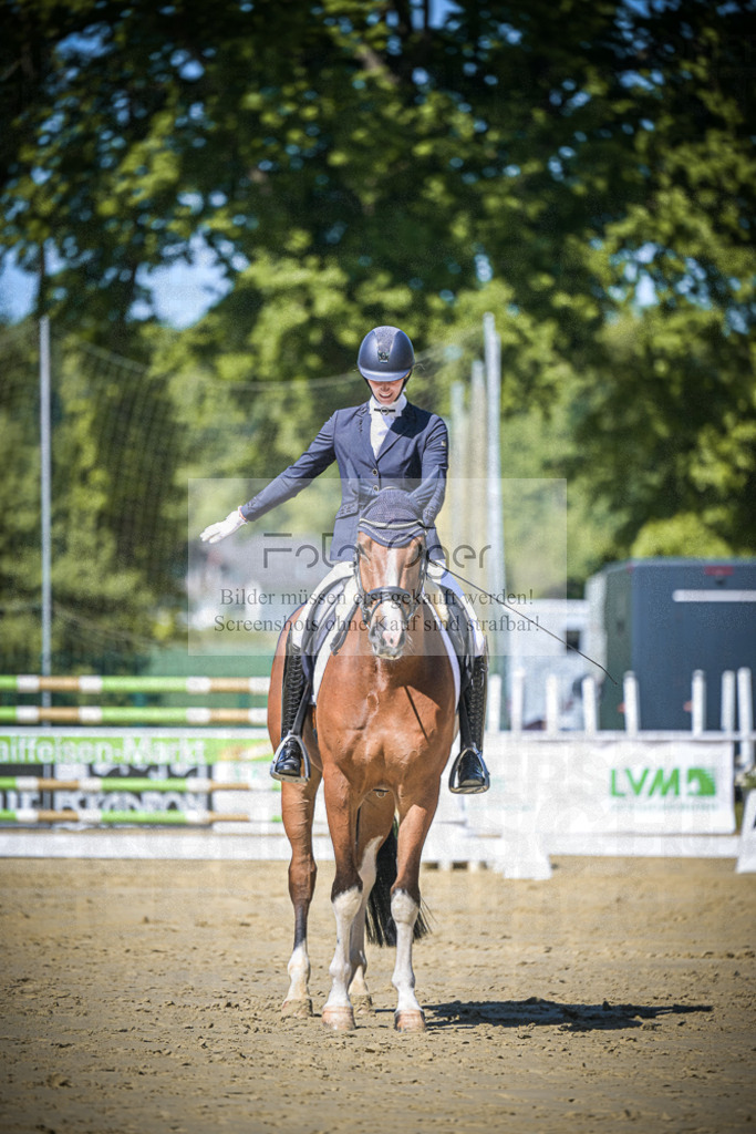 DOS_5896 | Entdecke hochwertige Reitturnierfotos von Foto Oger. Professionell, emotional und authentisch – jetzt Lieblingsmomente im Shop bestellen.Deutschlandweite Turnierfotografie. - Realisiert mit Pictrs.com