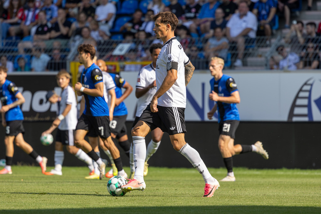 Waldhof Mannheim gegen Eintracht Frankfurt (Testspiel im Carl-Benz-Stadion Mannheim) | Waldhof Mannheim gegen Eintracht Frankfurt (Testspiel im Carl-Benz-Stadion Mannheim)***Robin Koch (4, Frankfurt) am Ball - Realisiert mit Pictrs.com