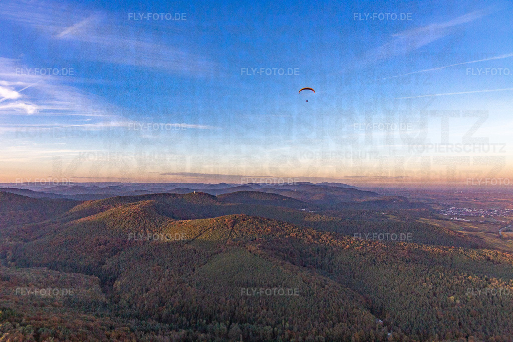 Paragleiter überm Pfälzerwald | Luftbild: Paragleiter überm Pfälzerwald in Oberotterbach im Bundesland Rheinland-Pfalz in Deutschland. Foto: IMG_143729.jpg vom 25.10.2024 durch ©2025 Werner Riehm fly-foto.de/copyright - Realisiert mit Pictrs.com