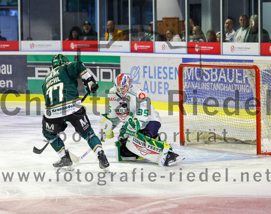 2025-09-21_080_TSV_Erding_gegen_Hoechstadter_Alligators | Erding, Deutschland, 21.09.2025:Eishockey, Oberliga Süd 2025 / 2026, 2. Spieltag, TSV Erding gegen Höchstadter Alligators, Endergebnis: 3:4Philipp Michl (Erding Gladiators, #77), Torwart Luca Ganz (Höchstadt Alligators, #35)Foto: Christian Riedel / fotografie-riedel.net