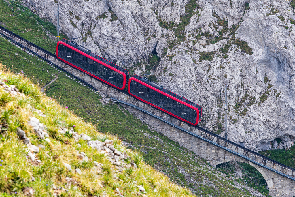 Pilatus Zahnradbahn im Sommer | Stimmungsvolle Fotokunst aus Luzern. Erlebe den Pilatus, den See und die Stadt Luzern in exklusiven Aufnahmen in der Fotogalerie & Shop. - Realisiert mit Pictrs.com