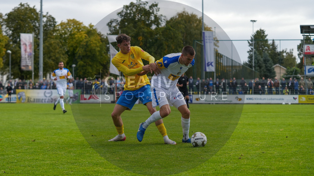 Fußball, Herren, Saison 2025/2026, Regionalliga Nordost, 11. Spieltag, FSV 63 Luckenwalde vs. FC Carl-Zeiss Jena, Samstag 05.10.2025, Werner-Seelenbinder-Stadion Luckenwalde, | Fußball, Herren, Saison 2025/2026, Regionalliga Nordost, 11. Spieltag, FSV 63 Luckenwalde vs. FC Carl-Zeiss Jena, Samstag 05.10.2025, Werner-Seelenbinder-Stadion Luckenwalde, Im Bild: Tim Maciejewski (l. Luckenwalde) und Moritz Fritz (r. Jena) - Realisiert mit Pictrs.com