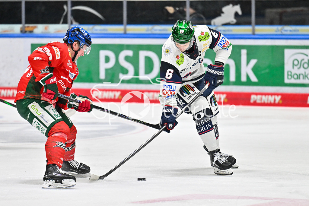 Augsburger Panther - Eisbären Berlin | AUGSBURG, GERMANY - 27. JANUARY: im Duell Cody KUNYK (Augsburger Panther 20) und Kai WISSMANN (Eisbären Berlin 6) während dem Match zwischen den Augsburger Panthern und den Fischtown Pinguins am 43. Spieltag der Penny DEL im Curt Frenzel Stadion
