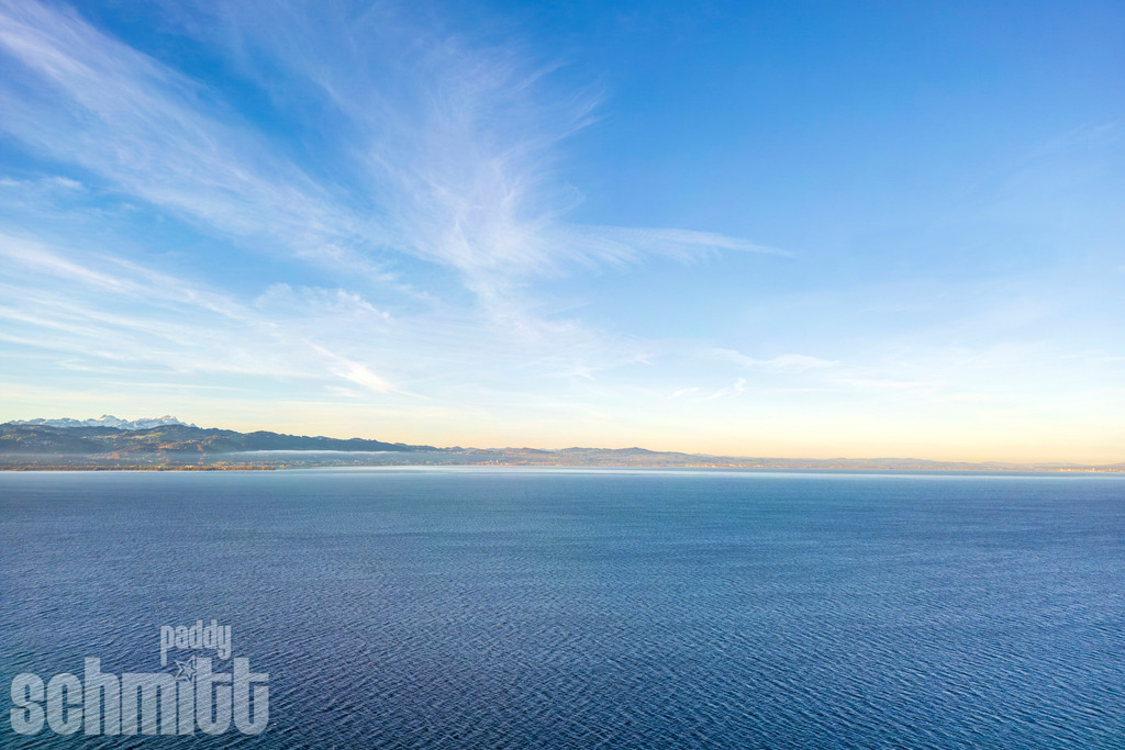 Bodenseee am frühen Morgen mit Blick auf den Säntis | In den frühen Morgenstunden liegt der Bodensee ruhig und friedlich vor der beeindruckenden Kulisse des Säntis. Das weiche Licht des beginnenden Tages verleiht der Landschaft eine besondere Tiefe und macht den Blick über den See zu einem stimmungsvollen Moment. - Realisiert mit Pictrs.com