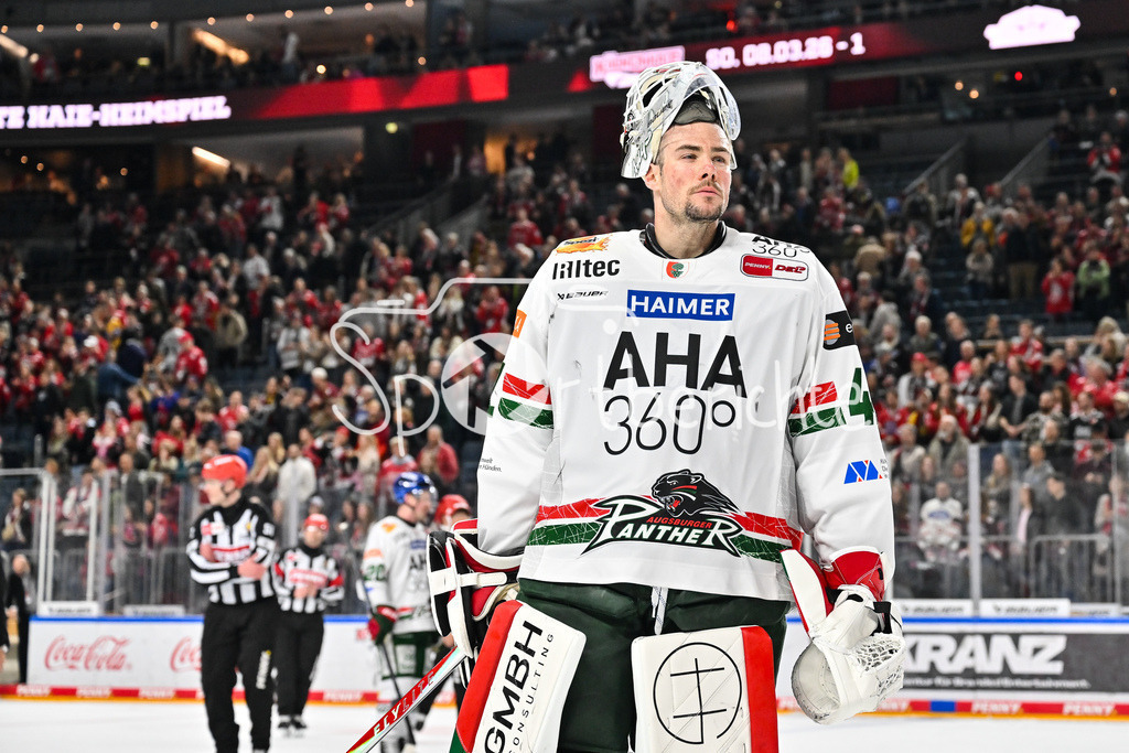 Kölner Haie - Augsburger Panther | KÖLN, DEUTSCHLAND - 04. MÄRZ: im Bild Peyton JONES (Augsburger Panther 41) mit händendem Kopf nach der Niederlage in Köln nach dem Match zwischen den Kölner Haien und den Augsburger Panthern am 48. Spieltag der Penny DEL in der Lanxess Arena
