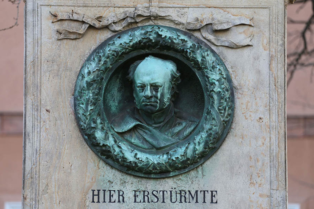 Foto: Leipzig - Friccius-Denkmal - Porträtmedaillon | Das Team hinter BILDLEXIKON LEIPZIG bündelt historische wie aktuelle Informationen über die Stadt Leipzig in Text und Bild auf einer Plattform und stellt diese der interessierten Öffentlichkeit zur Verfügung.