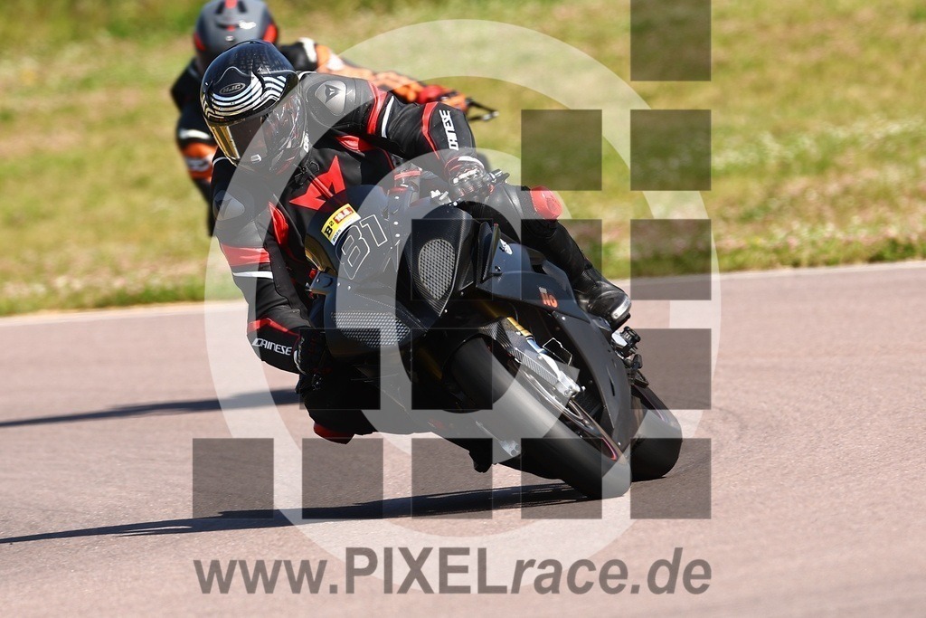 0081-20250619_03581 | Schöne Erinnerungen an spannende Momente - das festzuhalten ist unser Job. PIXELrace.de ist seit 2003 auf den Rennstrecken Europas unterwegs um die Action draußen beim Fahren und die wunderbare Stimmung imm Fahrerlager für euch einzufangen.