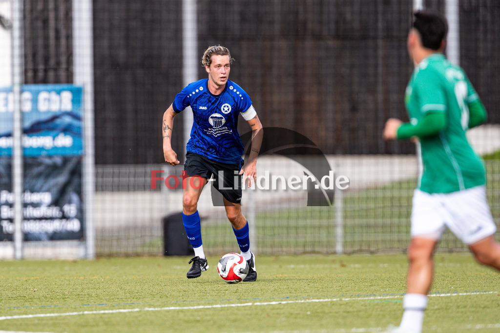 1. FC Penzberg gegen FC Wacker München | Bezirksliga Oberbayern Süd 3, 1. FC Penzberg gegen FC Wacker München, 20241012,Benno DEEKEN (FC Wacker München 5) in Aktion, Freisteller,2024-10-12 in Penzberg (Stadion an der Karl-Wald-Straße), Benno DEEKEN (FC Wacker München 5)Copyright: WolfgangxLindner www.foto-lindner.de