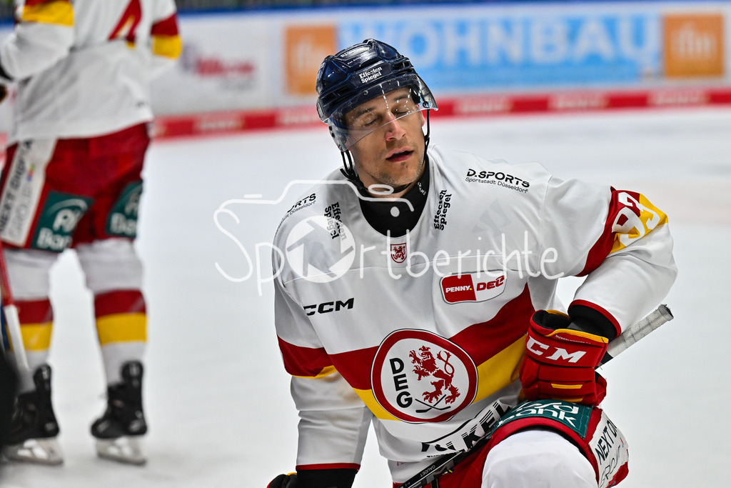 Augsburger Panther - Düsseldorfer EG | im Bild ein niedergeschlagenener Tyler GAUDET (Duessedorfer EG 93)  mit haengendem Kopf / Einzelfoto / Freisteller / DEL: Augsburger Panther - Duesseldorfer EG, Curt Frenzel Stadion am 04.03.2025