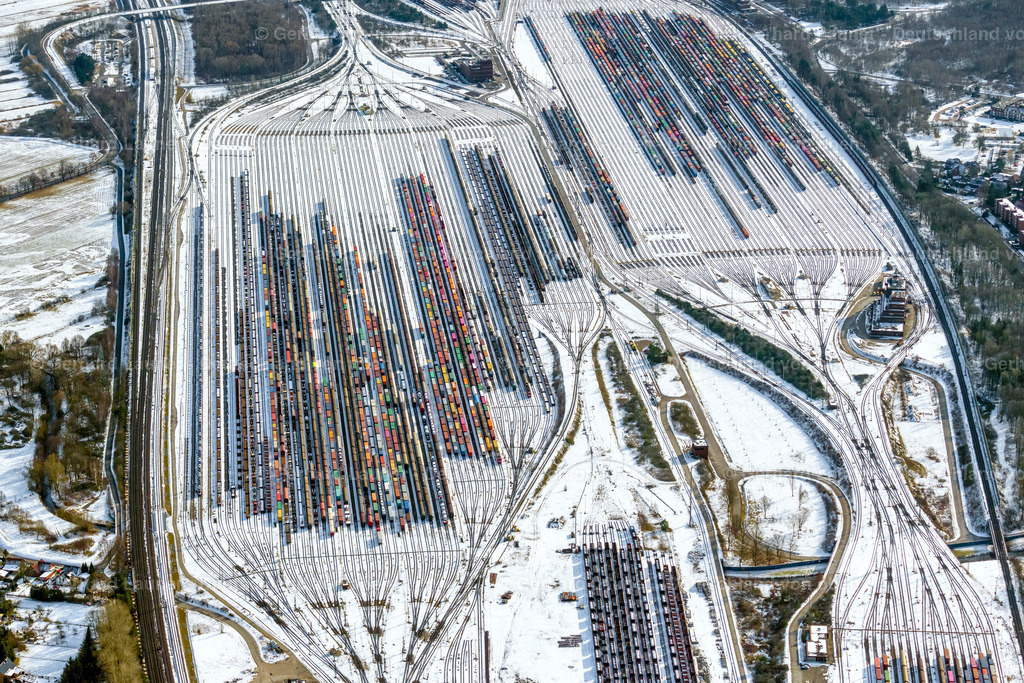 4044875 | bunte Eisenbahnwaggons im verschneiten Rangierbahnhof Maschen, Seevetal
