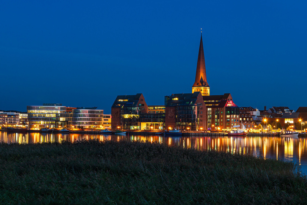 Blick über die Warnow auf die Hansestadt Rostock am Abend | Blick über die Warnow auf die Hansestadt Rostock am Abend.