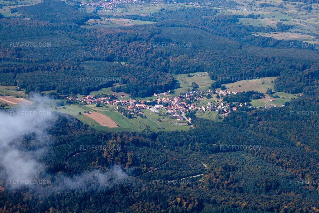 Aerial view: Village view in Climbach in the state Bas-Rhin, France. – Photo: IMG_21012.jpg taken on 09/06/2009 by Werner Riehm/FLY-FOTO.com – Resolution of the original: 4752 x 3168 px