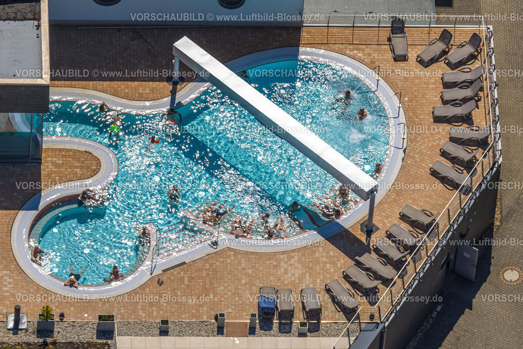 Olpe250810494 | Luftbild, Solebecken des Freizeitbad Olpe, Freibad und Hallenbad mit Sonnenliegen, Olpe-Stadt, Olpe, Sauerland, Nordrhein-Westfalen, Deutschland