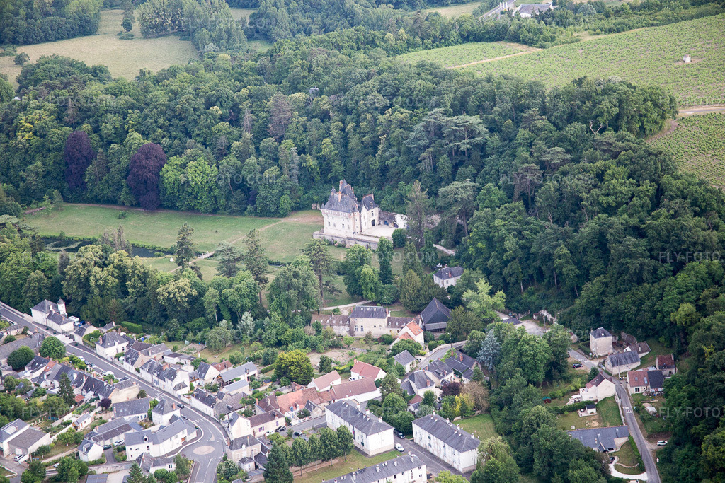 Aerial view: View of the town in Pocé-sur-Cisse in the state Indre et Loire, France. – Photo: IMG_082304.jpg taken on 06/20/2015 by Werner Riehm/FLY-FOTO.com – Resolution of the original: 5472 x 3648 px