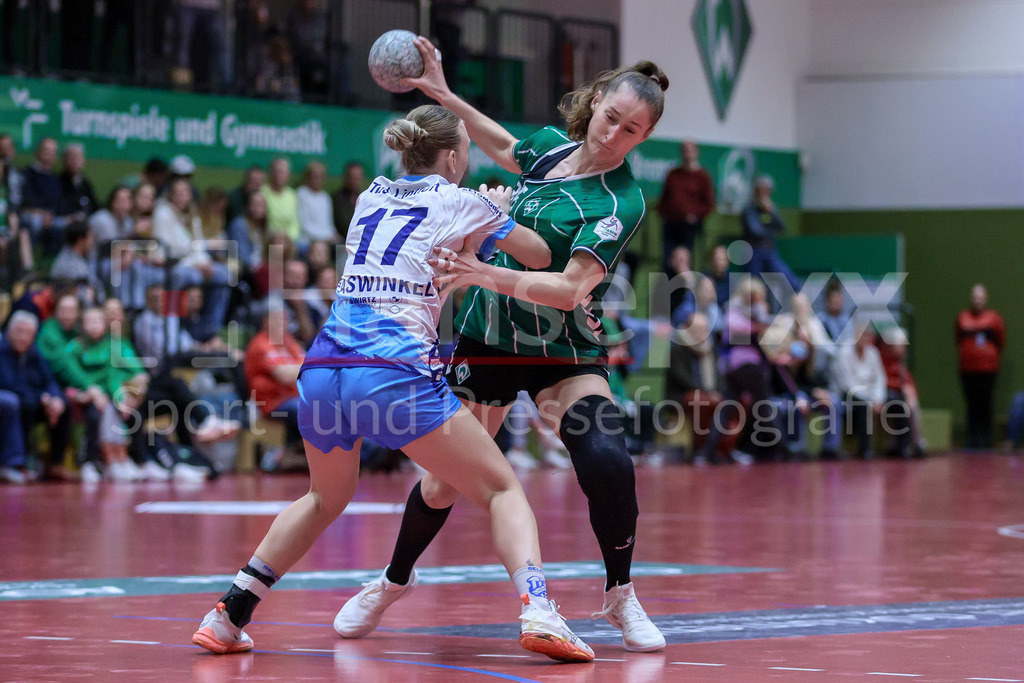Handball, 2. Bundesliga Frauen, SV Werder Bremen - TuS Lintfort | v.li.: Yara Vlaswinkel (TuS Lintfort, 17) und Lara Niemann (SV Werder Bremen, 35) im Zweikampf, Duell, Spielszene, Aktion, Action
