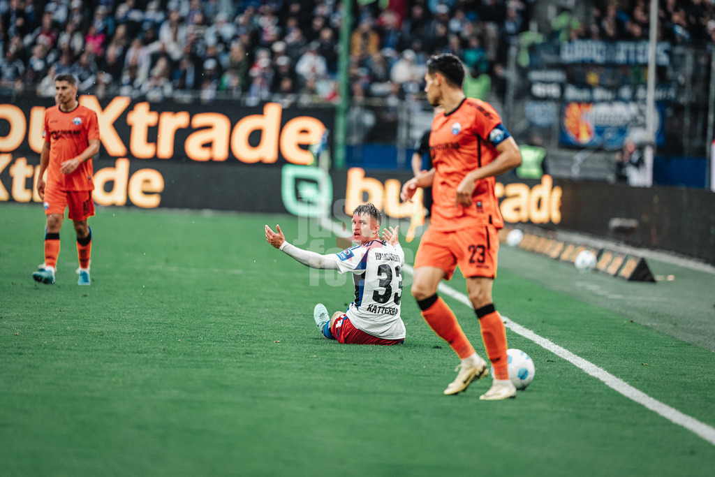 Fußball | Männer | Saison 2024/2025 | 2. Fußball-Bundesliga | 7. Spieltag | Hamburger SV vs. SC Paderborn 07 | 28.09.2024 | Noah Katterbach (#33, HSV) am Boden beschwert sich über ein Foul