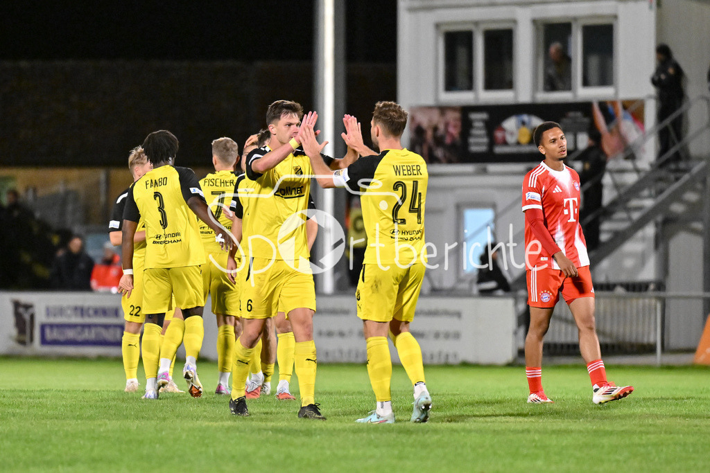 DJK Vilzing - FC Bayern Amateure | Grosses Jubel bei den Hausherren nach dem Heimsieg gegen die kleinen Bayern / Regionalliga Bayern: DJK Vilzing - FC Bayern Amateure; Manfred-Zollner Stadion am 23.09.2025