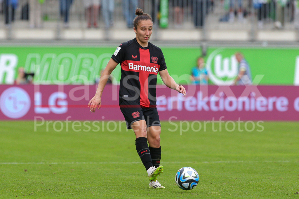 Fussball, Google Pixel Frauen-Bundesliga, VfL Wolfsburg - Bayer 04 Leverkusen | v.li.: Sylwia Matysik (Bayer 04 Leverkusen, 4) Freisteller, Einzelbild, Ganzkörper, Aktion, Action, Spielszene, DIE DFB-RICHTLINIEN UNTERSAGEN JEGLICHE NUTZUNG VON FOTOS ALS SEQUENZBILDER UND/ODER VIDEOÄHNLICHE FOTOSTRECKEN. DFB REGULATIONS PROHIBIT ANY USE OF PHOTOGRAPHS AS IMAGE SEQUENCES AND/OR QUASI-VIDEO.