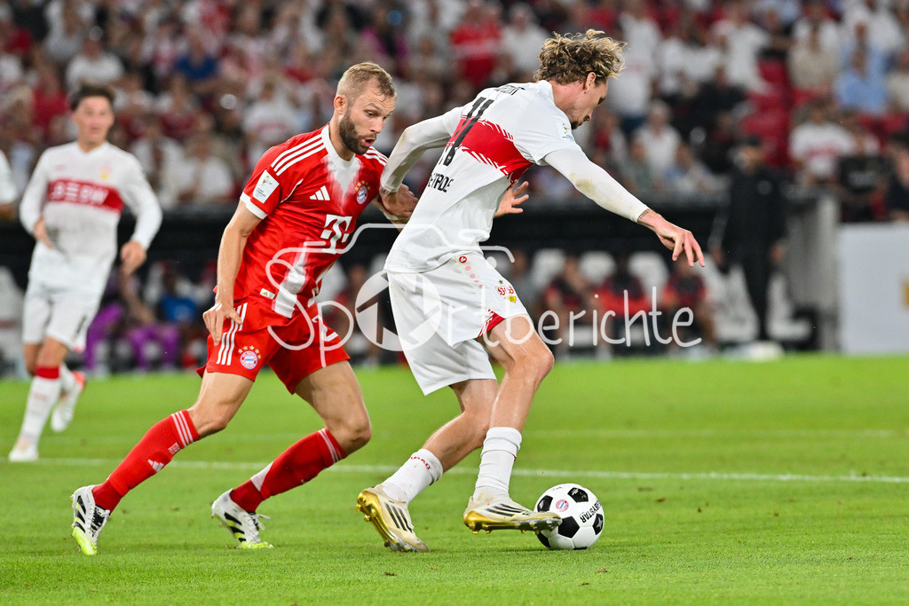VfB Stuttgart - FC Bayern München | im Duell Konrad LAIMER (FC Bayern Muenchen 27) und Nick WOLTEMADE (VfB Stuttgart 11) / Zweikampf / Franz-Beckenbauer Supercup: VfB Stuttgart - FC Bayern München; MHP Arena am 16.08.2025