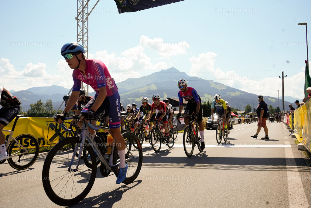 135_20230817_Bewerb_Maenner_Muehlanger | AUT - OESTERREICH, 2023-08-16: SPORT RENNRAD-FAHREN - 55. INTERNATIONALER RADWELTPOKAL IN ST. JOHANN IN TIROL  - Vintage-Radrennen mit WM-Bronze-Medaillen-Siegerin Christina Schweinberger, den Teilnehmer und Alexander Baumann (vom Orginastions-Team) - TAG 2 BEWERB MAENNER IN SECHS GRUPPEN  ; Foto: Roland Muehlanger