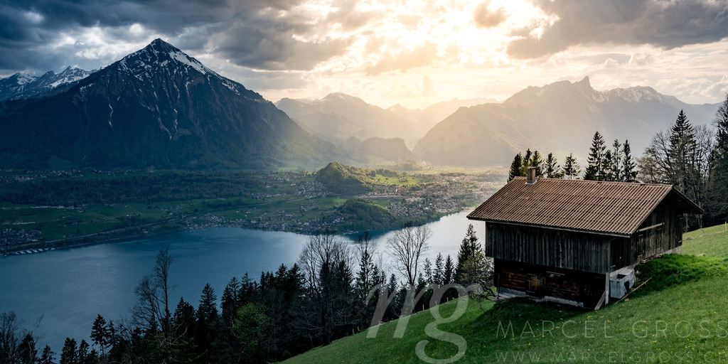 dramatic light on Lake Thun and over Thun seen from over Sigriswil | Die ideale Geschenkidee für Naturliebhaber. Naturbilder von Marcel Gross Photography für ihr Zuhause in den verschiedensten Formaten und Materialien. - Realisiert mit Pictrs.com