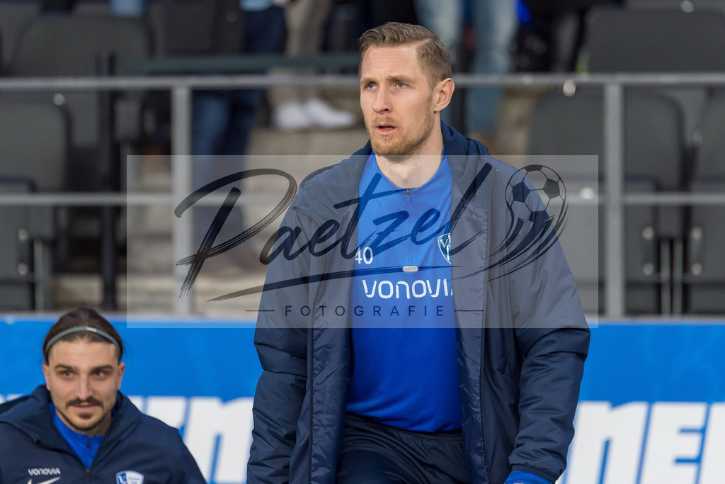 HERBOC20220204_314 | Fussball, Herren: Sebastian Polter (VfL Bochum) schaut bei dem Spiel der 1. Bundesliga zwischen Hertha BSC und VfL Bochum im Olypiastadion am 04.02.2022 in Berlin, Deutschland.DFB / DFL REGULATIONS PROHIBIT ANY USE OF PHOTOGRAPHS AS IMAGE SEQUENCES AND/OR QUASI-VIDEO. - Realisiert mit Pictrs.com