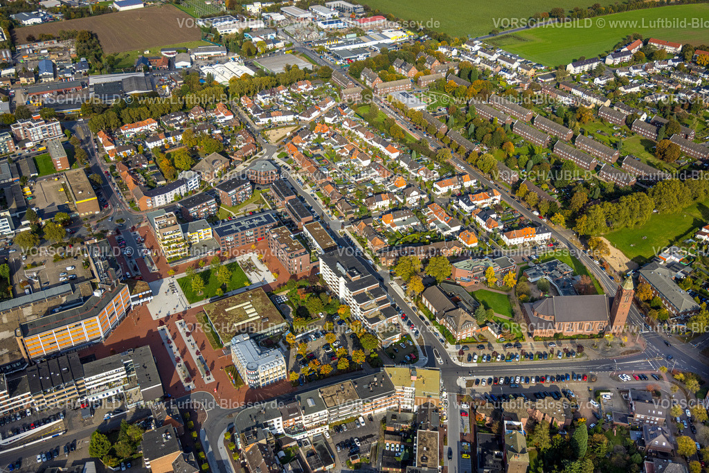 Kamp-Lintfort241013975 | Luftbild, City Neubauwohngebiet Kamperdickstraße und Karl-Flügel-Platz (ehemals Rathausplatz), Terrassenhäuser und grüne Bäume, Fußgängerzone, rechts unten die kath. Kirche St. Josef, Kamperbruch, Kamp-Lintfort, Ruhrgebiet, Nordrhein-Westfalen, Deutschland
