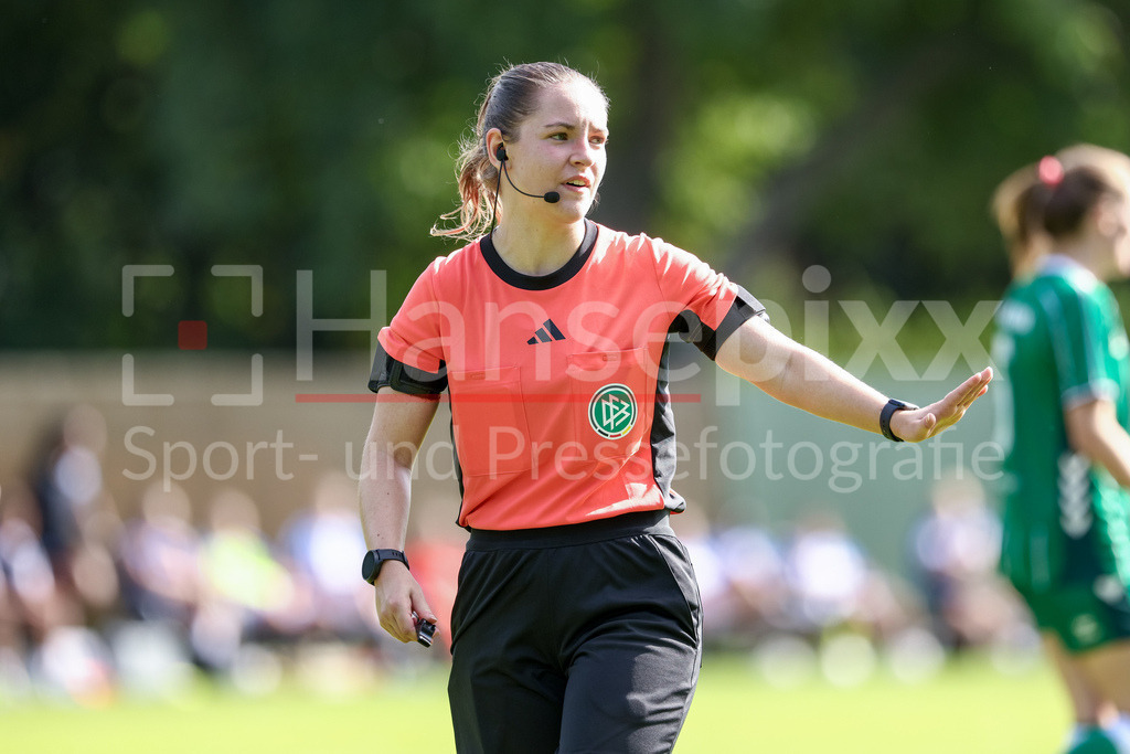 Fussball, Testspiel Frauen, SV Werder Bremen - SC Heerenveen | Schiedsrichterin Antonia Tucholski gibt Anweisungen, gestikuliert, mit den Armen gestikulieren