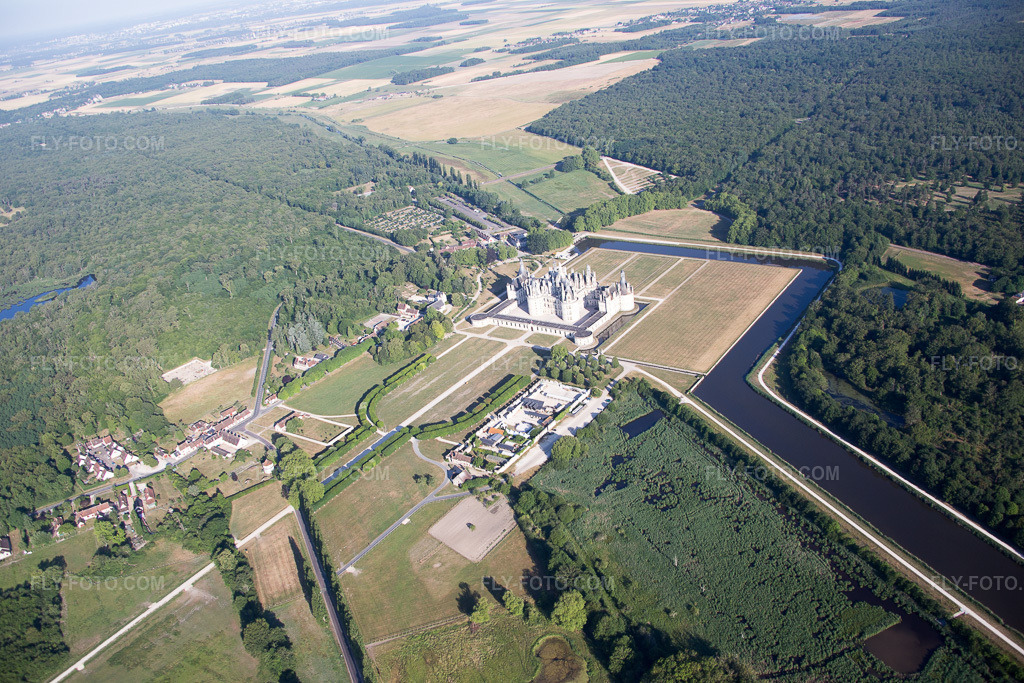 Aerial view: View of the town in Chambord in the state Loir et Cher, France. – Photo: IMG_082140.jpg taken on 06/20/2015 by Werner Riehm/FLY-FOTO.com – Resolution of the original: 5472 x 3648 px