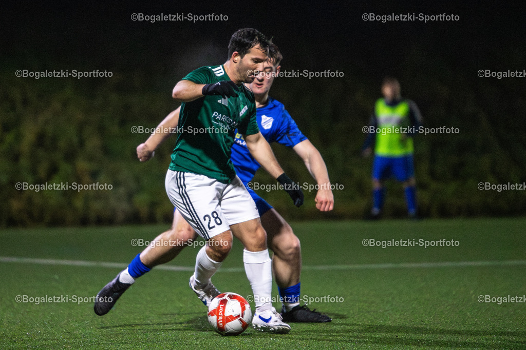 Kreispokal DU/MH/DIN, Achtelfinale, TuS Mündelheim - VfB Speldorf, Duisburg, Germany | 16.01.2026, Fussball, Kreispokal DU/MH/DIN, TuS Mündelheim - VfB Speldorf: Athanasios Tsourakis (VfB Speldorf #28) im Zweikampf mit Philipp Schneider (TuS Mündelheim #22) - Realisiert mit Pictrs.com