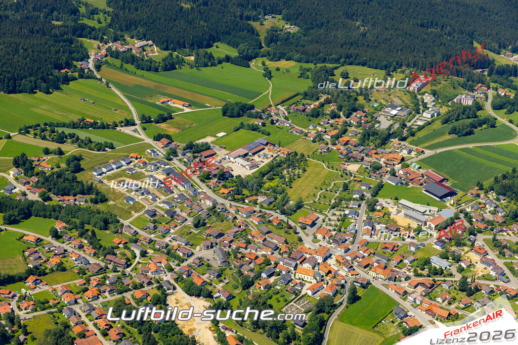 Aktuelles Luftbild von  Bischofsmais - Die Luftaufnahme wurde 2022 mittels UL-Flugzeug erstellt ( keine Drohne ) - hochauflösende Kamera-Systeme von  Canon -Beste Qualität - Für grossformatige Ausdrucke geeignet. Die Geschenkidee !