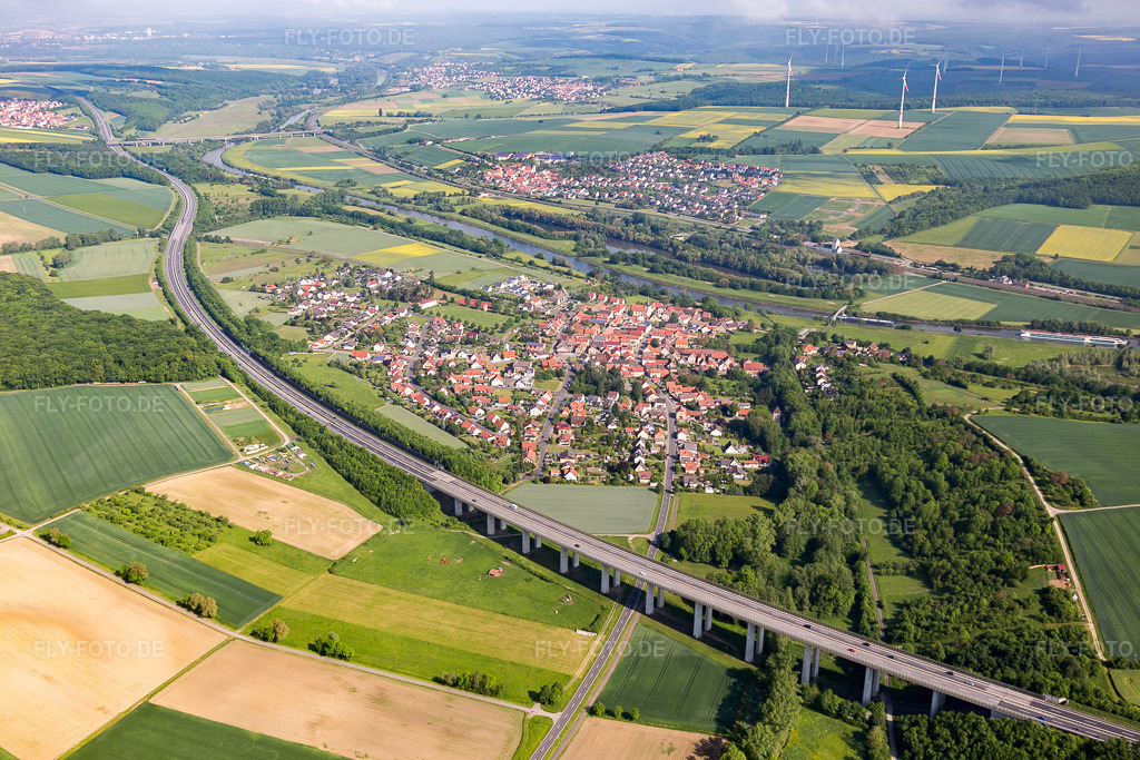 Luftbild: zwischen Main und A70 im Ortsteil Untereuerheim in Grettstadt im Bundesland Bayern in Deutschland. Foto: IMG_099925.jpg vom 25.05.2017 durch Werner Riehm/FLY-FOTO.de
